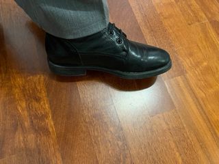 Scarponcini neri donna con borchie e perle davanti