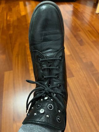 Scarponcini neri donna con borchie e perle davanti