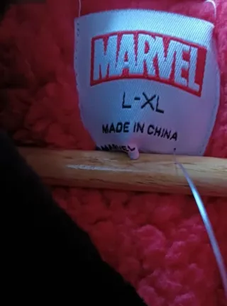 Bata Manta Marvel Talla L/ KL, Negra y Roja