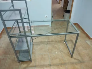 Escritorio metálico con cristal templado