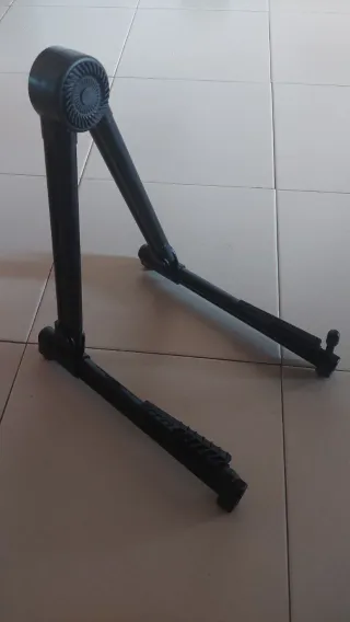 Supporto pieghevole per strumenti musicali