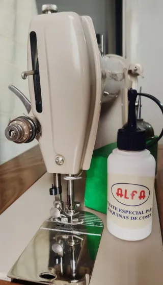 Máquina de coser Singer Beige. Incluye mueble.