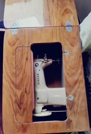 Máquina de coser Singer Beige. Incluye mueble.
