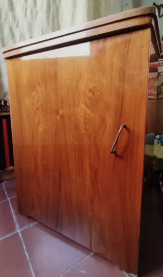 Máquina de coser Singer Beige. Incluye mueble.