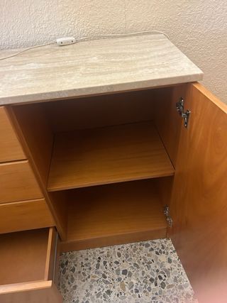 Mueble de madera con tapa de mármol