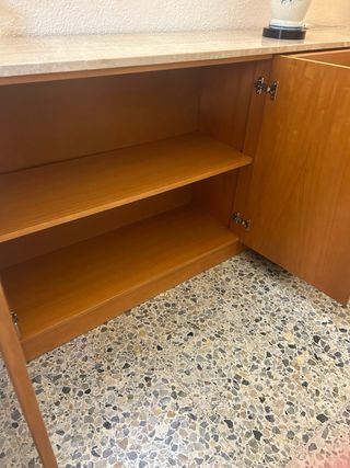 Mueble de madera con tapa de mármol