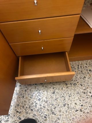 Mueble de madera con tapa de mármol