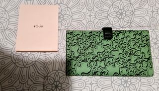 Cartera Tous verde con estampado