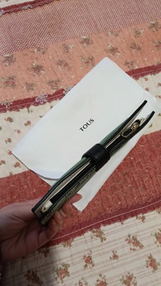 Cartera Tous verde con estampado