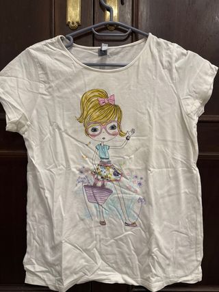 Camiseta blanca con dibujo de muñeca