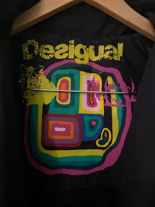 Chubasquero Desigual Negro con Dragón Turquesa