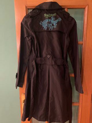 Chubasquero Desigual Negro con Dragón Turquesa