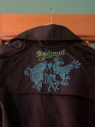 Chubasquero Desigual Negro con Dragón Turquesa