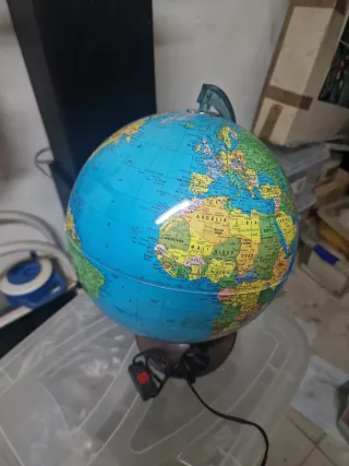 Globo terráqueo con luz 1983