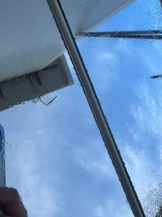 Armario de pared blanco con espejo