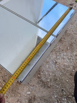 Armario de pared blanco con espejo