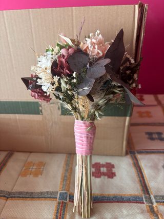 Ramo de novia preservado junto a prendidos