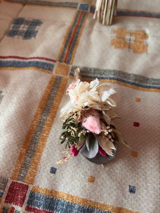 Ramo de novia preservado junto a prendidos