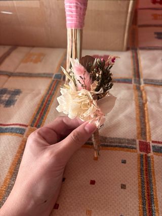 Ramo de novia preservado junto a prendidos