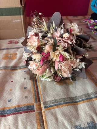 Ramo de novia preservado junto a prendidos