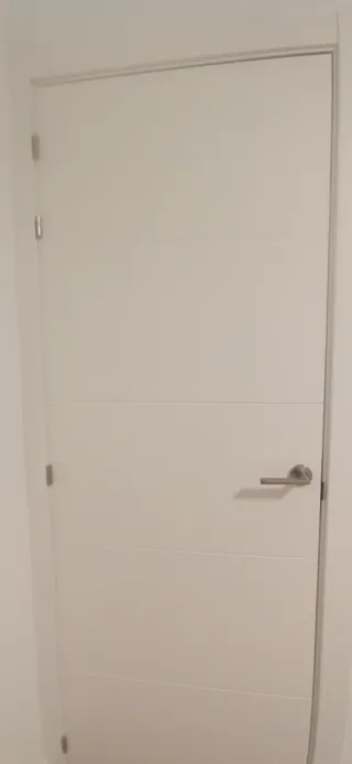 Puerta interior habitación blanca