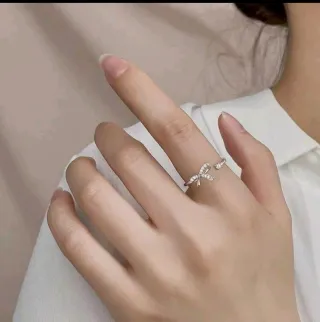 Anillo Ajustable con Lazo y piedras de Circonia.