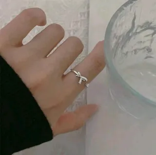 Anillo Ajustable con Lazo y piedras de Circonia.