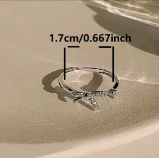 Anillo Ajustable con Lazo y piedras de Circonia.