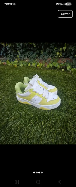 Zapatillas deportivas blancas y verdes