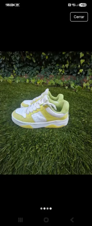 Zapatillas deportivas blancas y verdes
