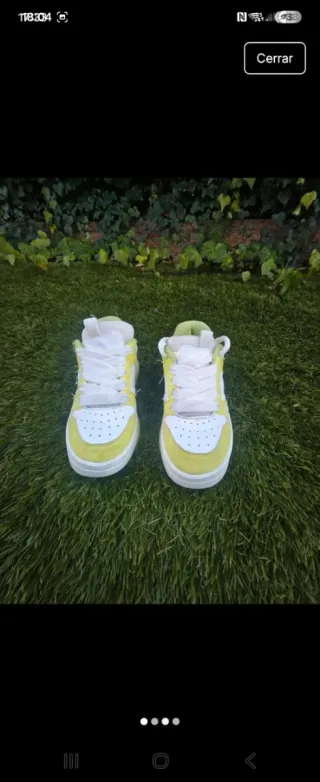 Zapatillas deportivas blancas y verdes