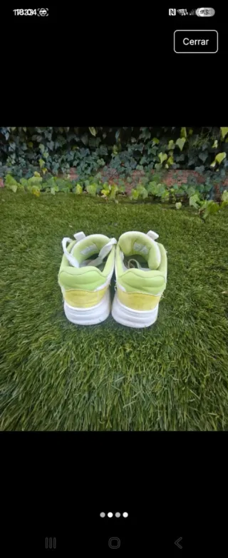 Zapatillas deportivas blancas y verdes