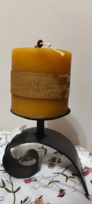 Vela decorativa con soporte de metal