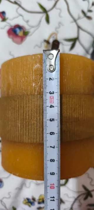 Vela decorativa con soporte de metal