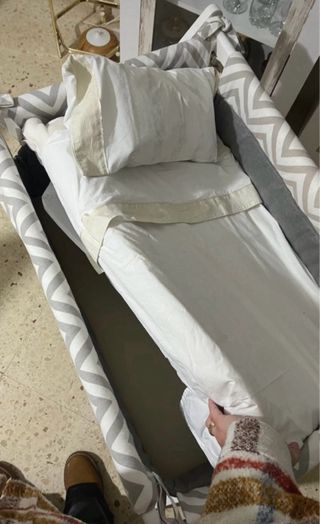 Minicuna gris y blanca con estampado