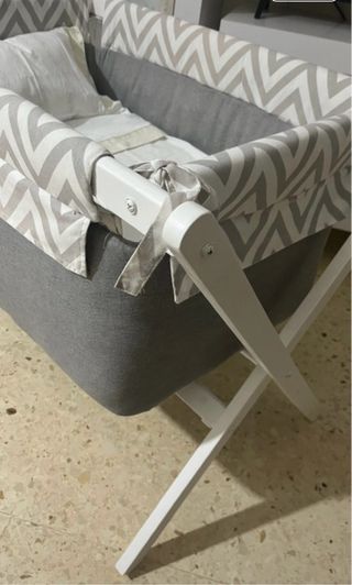 Minicuna gris y blanca con estampado