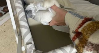 Minicuna gris y blanca con estampado