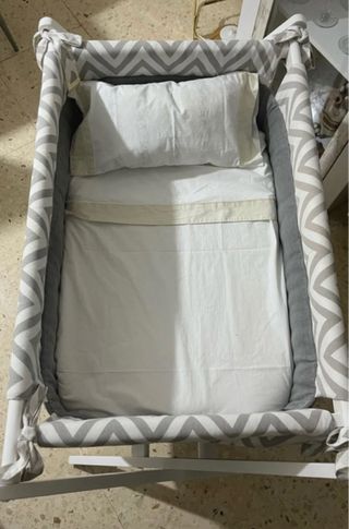 Minicuna gris y blanca con estampado
