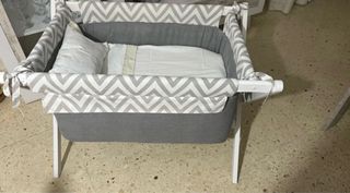 Minicuna gris y blanca con estampado