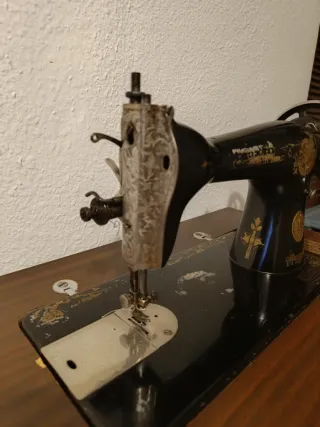 Máquina de coser antigua con mueble