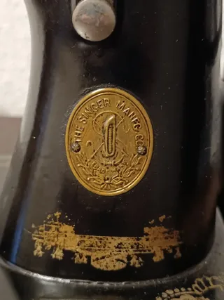 Máquina de coser antigua con mueble