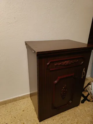 Máquina de coser antigua con mueble
