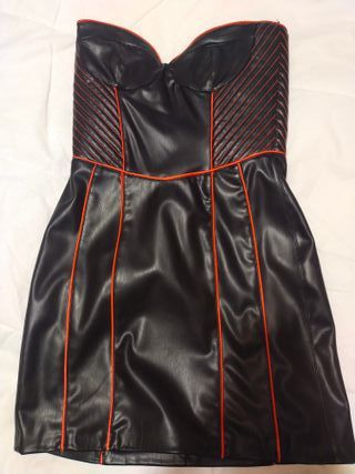 Vestido imitación cuero con detalles naranja