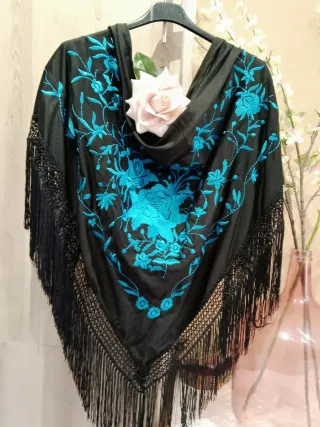 Mantoncillo bordado negro y turquesa