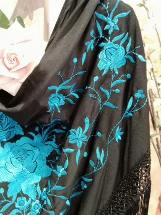 Mantoncillo bordado negro y turquesa