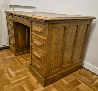 Mesa de despacho de madera