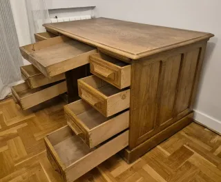 Mesa de despacho de madera