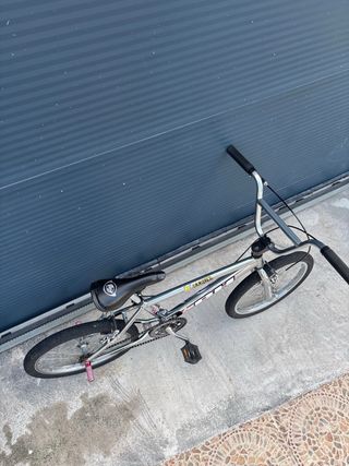 Bicicleta BMX plateada