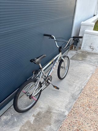 Bicicleta BMX plateada