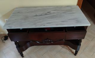Consola antigua de caoba con tapa de mármol